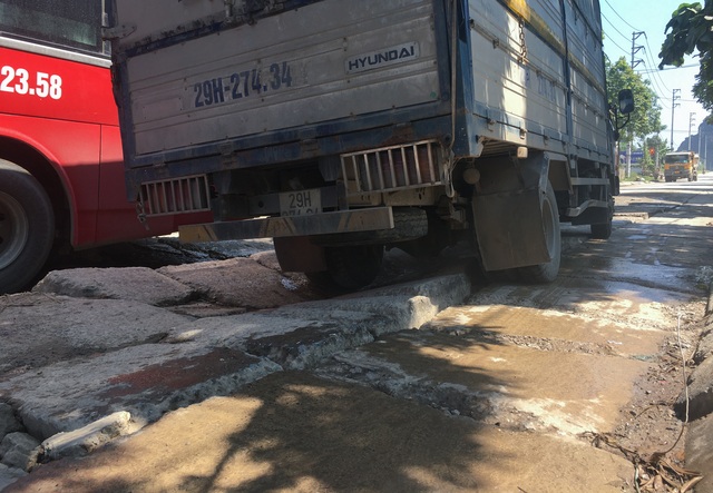 Kinh hãi đoạn đường bê tông vỡ vụn, tai nạn xảy ra như cơm bữa ở Hà Nội - 3 Kinh hãi đoạn đường bê tông vỡ vụn, tai nạn xảy ra như cơm bữa ở Hà Nội - 3