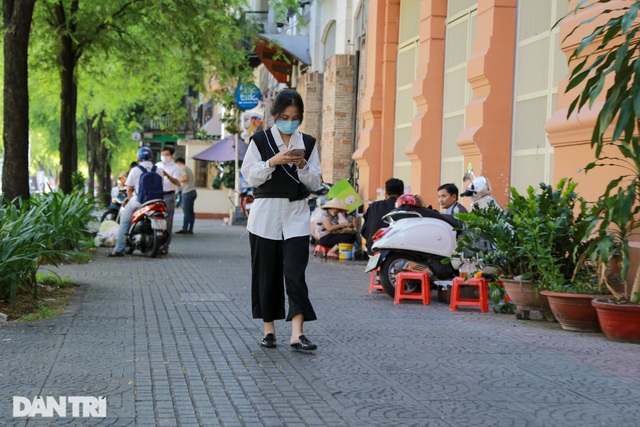 Vì sao người Sài Gòn không nghe điện thoại trên đường phố? - 4 Vì sao người Sài Gòn không nghe điện thoại trên đường phố? - 4