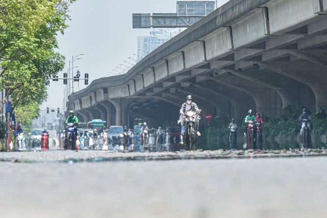 Người dân quay cuồng với nắng nóng đầu hè, mặc 3 lớp áo vẫn bỏng rát