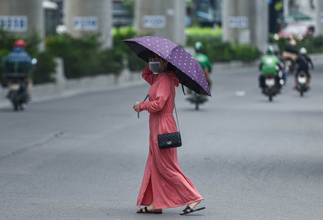 Người dân quay cuồng với nắng nóng đầu hè, mặc 3 lớp áo vẫn bỏng rát