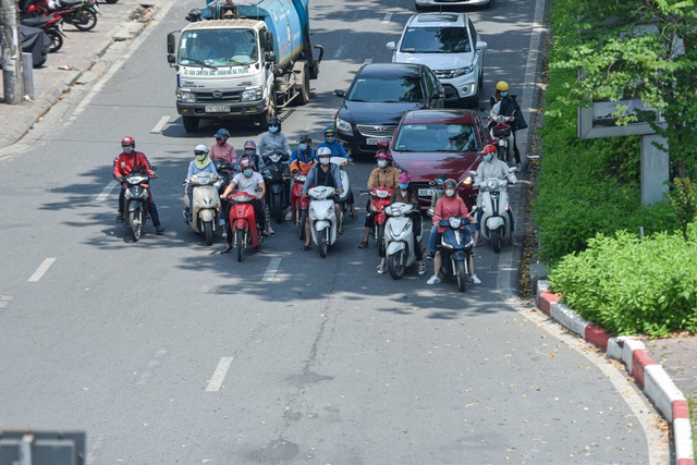 Người dân quay cuồng với nắng nóng đầu hè, mặc 3 lớp áo vẫn bỏng rát