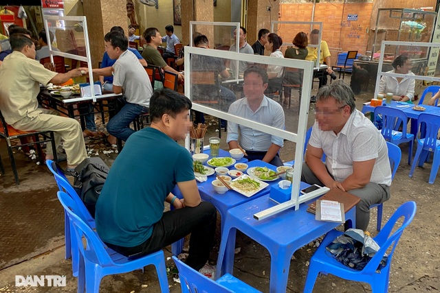 Hà Nội: Không tụ tập quá 10 người, hàng ăn phải giãn cách 2m - 1