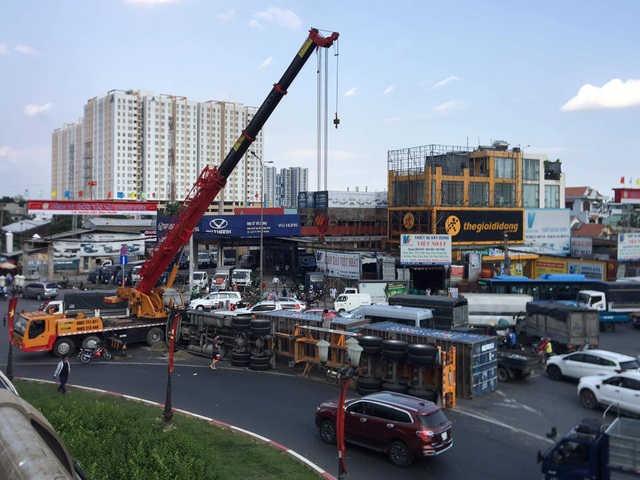 Xe khủng bổ nhào giữa ngã tư, hàng chục người khiếp vía - 5 Xe khủng bổ nhào giữa ngã tư, hàng chục người khiếp vía - 5