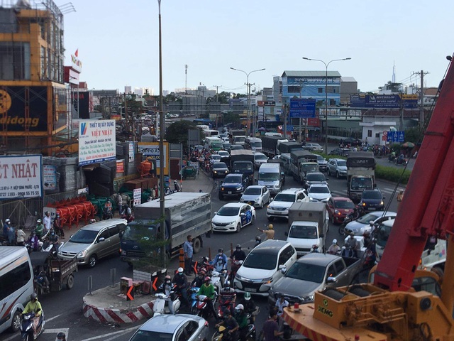 Xe khủng bổ nhào giữa ngã tư, hàng chục người khiếp vía - 4 Xe khủng bổ nhào giữa ngã tư, hàng chục người khiếp vía - 4