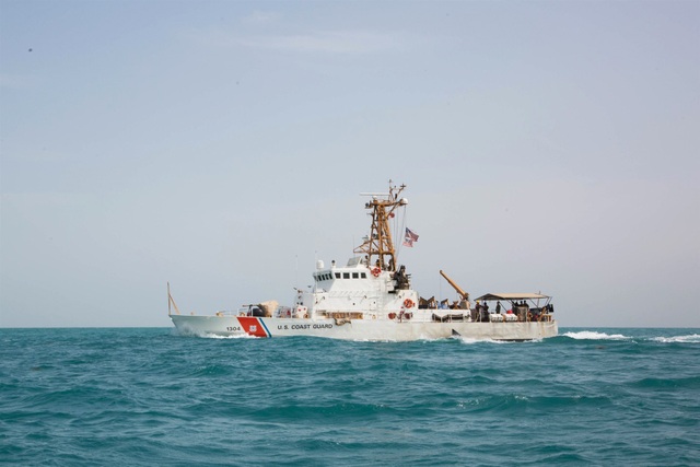 Chiến hạm Mỹ bắn 30 phát súng cảnh cáo 13 tàu Iran áp sát nguy hiểm - 1
