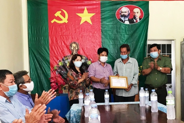 Khen thưởng 5 công dân phát hiện 11 người nhập cảnh trái phép từ Campuchia - 2 Khen thưởng 5 công dân phát hiện 11 người nhập cảnh trái phép từ Campuchia - 2