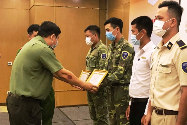 Khen thưởng 5 công dân phát hiện 11 người nhập cảnh trái phép từ Campuchia - 1 Khen thưởng 5 công dân phát hiện 11 người nhập cảnh trái phép từ Campuchia - 1