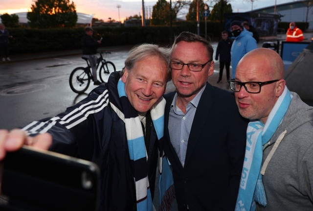 Cổ động viên đổ về Etihad ăn mừng Man City vô địch Premier League - 2 Cổ động viên đổ về Etihad ăn mừng Man City vô địch Premier League - 2