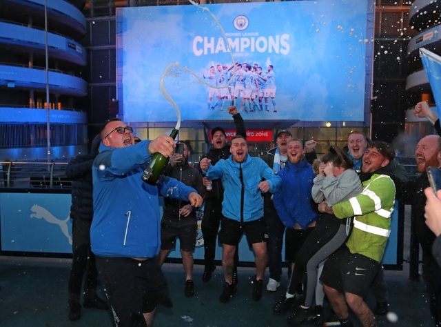 Cổ động viên đổ về Etihad ăn mừng Man City vô địch Premier League - 12 Cổ động viên đổ về Etihad ăn mừng Man City vô địch Premier League - 12