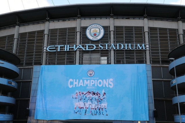 Cổ động viên đổ về Etihad ăn mừng Man City vô địch Premier League - 1 Cổ động viên đổ về Etihad ăn mừng Man City vô địch Premier League - 1