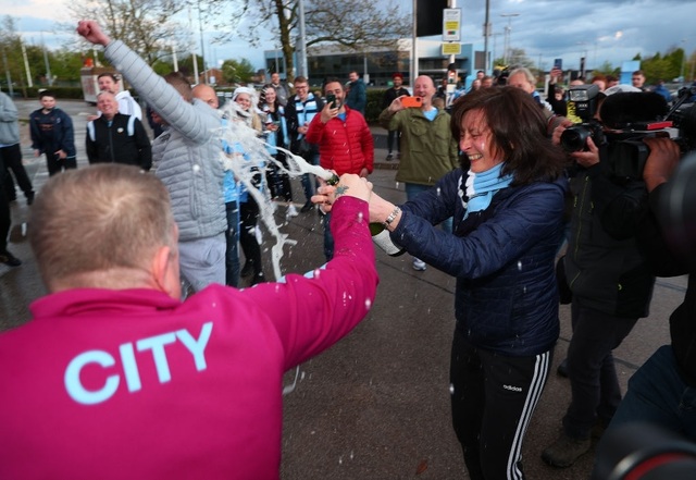 Cổ động viên đổ về Etihad ăn mừng Man City vô địch Premier League - 14 Cổ động viên đổ về Etihad ăn mừng Man City vô địch Premier League - 14