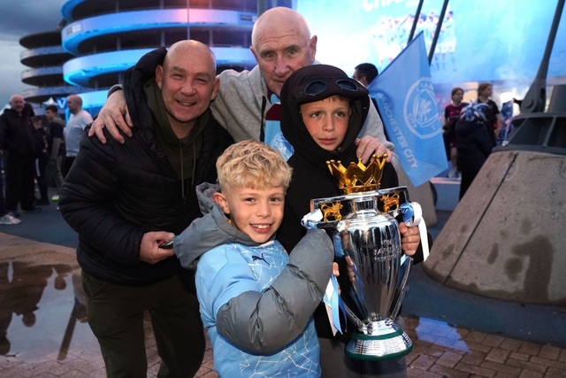 Cổ động viên đổ về Etihad ăn mừng Man City vô địch Premier League - 5 Cổ động viên đổ về Etihad ăn mừng Man City vô địch Premier League - 5