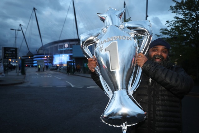 Cổ động viên đổ về Etihad ăn mừng Man City vô địch Premier League - 8 Cổ động viên đổ về Etihad ăn mừng Man City vô địch Premier League - 8