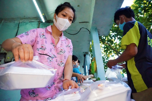 Đà Nẵng: Bếp cơm mùa dịch sẽ đỏ lửa tới khi dịch tạm lắng - 2 Đà Nẵng: Bếp cơm mùa dịch sẽ đỏ lửa tới khi dịch tạm lắng - 2