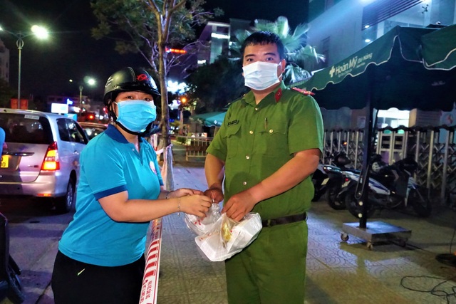 Đà Nẵng: Bếp cơm mùa dịch sẽ đỏ lửa tới khi dịch tạm lắng - 4 Đà Nẵng: Bếp cơm mùa dịch sẽ đỏ lửa tới khi dịch tạm lắng - 4