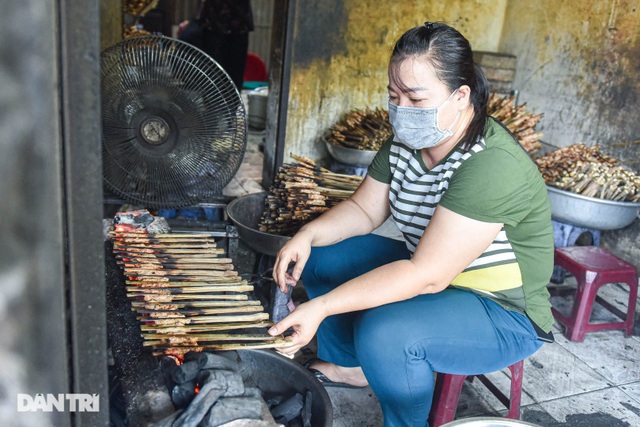 Hiếm có ở Hà Nội: Bún chả kẹp que tre nướng, ngày bán hàng trăm suất - 3