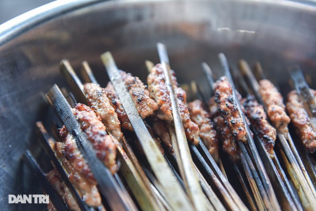 Rare in Hanoi: Bun cha sandwiched with grilled bamboo sticks, hundreds of servings every day - 4