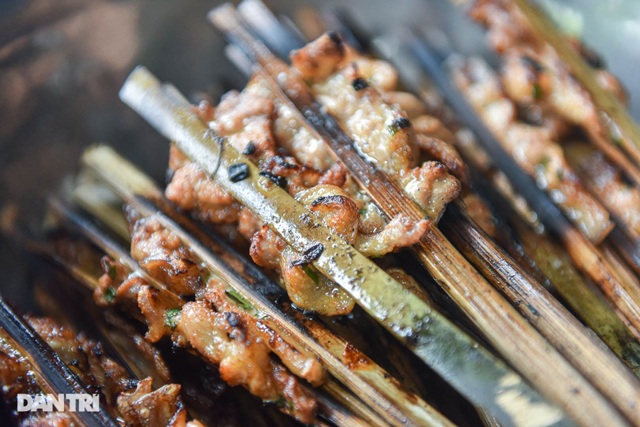 Rare in Hanoi: Bun cha sandwiched with grilled bamboo sticks, hundreds of servings every day - 5