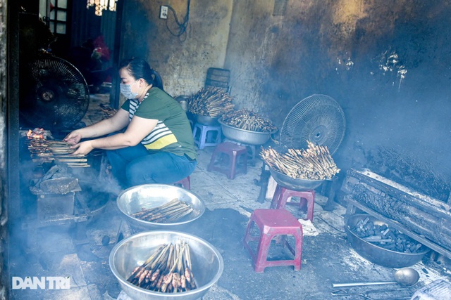 Hiếm có ở Hà Nội: Bún chả kẹp que tre nướng, ngày bán hàng trăm suất - 6