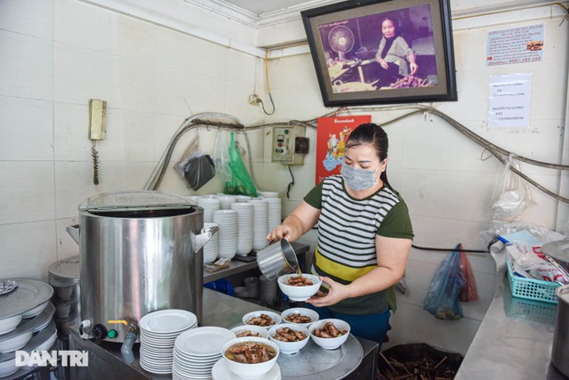 Rare in Hanoi: Bun cha sandwiched with grilled bamboo sticks, hundreds of servings every day - 8