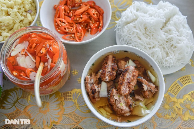 Rare in Hanoi: Bun cha sandwiched with grilled bamboo sticks, hundreds of servings every day - 9