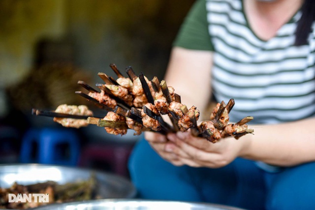 Rare in Hanoi: Bun cha sandwiched with grilled bamboo sticks, hundreds of servings every day - 10