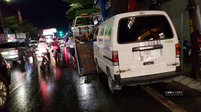 Hà Nội: Lau bugi xe sau cơn mưa lớn kiếm bộn tiền - 10 Hà Nội: Lau bugi xe sau cơn mưa lớn kiếm bộn tiền - 10