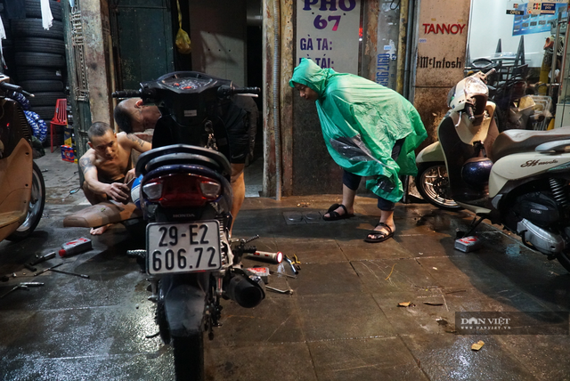 Hà Nội: Lau bugi xe sau cơn mưa lớn kiếm bộn tiền - 6 Hà Nội: Lau bugi xe sau cơn mưa lớn kiếm bộn tiền - 6
