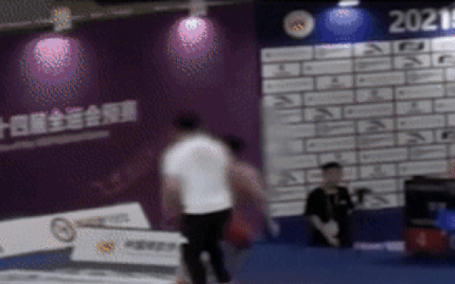 Vận động viên Trung Quốc chửi mắng trọng tài, đập phá bàn ghế - 1