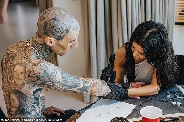 Kourtney Kardashian tự tay xăm lên người bạn trai - 1 Kourtney Kardashian tự tay xăm lên người bạn trai - 1