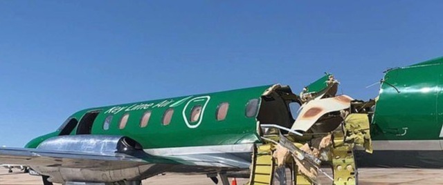 Máy bay bung nóc sau vụ va chạm trên không - 1