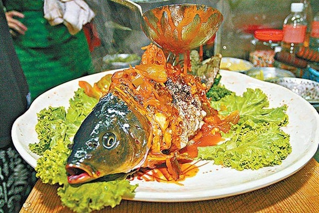 Cá âm dương nửa sống, nửa chết khiến thực khách sởn da gà - 1 Cá âm dương nửa sống, nửa chết khiến thực khách sởn da gà - 1