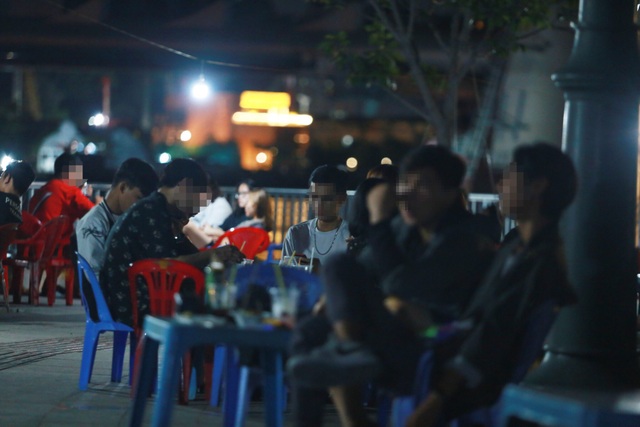 Quán nhậu Sài Gòn xập xình, nhộn nhịp bất chấp lệnh cấm tụ tập đông người - 9 Quán nhậu Sài Gòn xập xình, nhộn nhịp bất chấp lệnh cấm tụ tập đông người - 9