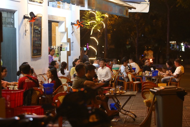 Quán nhậu Sài Gòn xập xình, nhộn nhịp bất chấp lệnh cấm tụ tập đông người - 2 Quán nhậu Sài Gòn xập xình, nhộn nhịp bất chấp lệnh cấm tụ tập đông người - 2