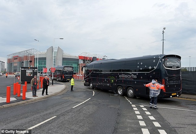 Cổ động viên Man Utd lại làm loạn ở Old Trafford trước trận gặp Liverpool - 11 Cổ động viên Man Utd lại làm loạn ở Old Trafford trước trận gặp Liverpool - 11