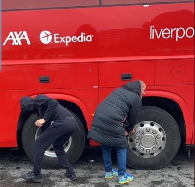 Cổ động viên Man Utd lại làm loạn ở Old Trafford trước trận gặp Liverpool - 4 Cổ động viên Man Utd lại làm loạn ở Old Trafford trước trận gặp Liverpool - 4