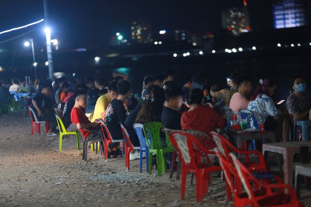 Quán nhậu Sài Gòn xập xình, nhộn nhịp bất chấp lệnh cấm tụ tập đông người - 8 Quán nhậu Sài Gòn xập xình, nhộn nhịp bất chấp lệnh cấm tụ tập đông người - 8