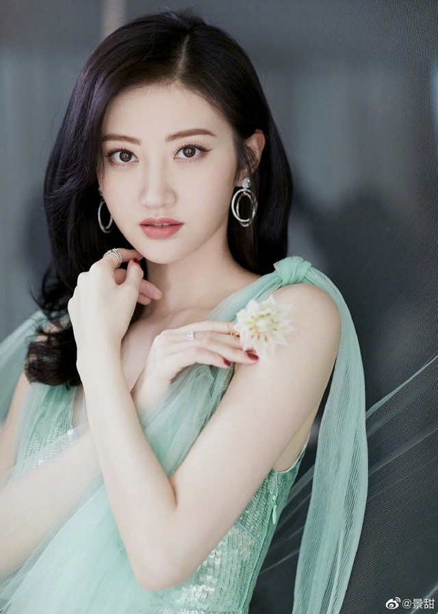 Đệ nhất mỹ nhân Bắc Kinh Cảnh Điềm nói gì về việc được hậu thuẫn khủng - 1 Đệ nhất mỹ nhân Bắc Kinh Cảnh Điềm nói gì về việc được hậu thuẫn khủng - 1