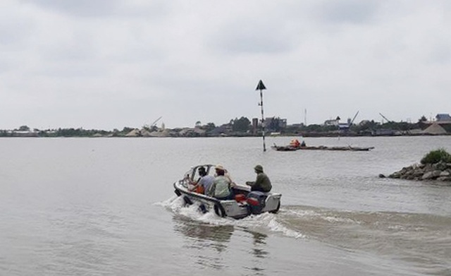 Nam Định: Cảnh sát nổ súng bắt nhóm cát tặc trên sông Ninh Cơ - 1
