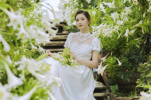 Hoa khôi ĐH Quốc gia Hà Nội khoe lưng trắng ngần giữa vườn loa kèn mùa hạ - 10 Hoa khôi ĐH Quốc gia Hà Nội khoe lưng trắng ngần giữa vườn loa kèn mùa hạ - 10