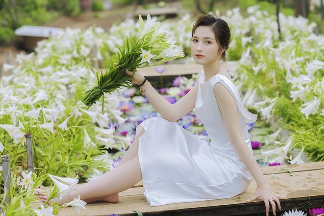 Hoa khôi ĐH Quốc gia Hà Nội khoe lưng trắng ngần giữa vườn loa kèn mùa hạ - 4 Hoa khôi ĐH Quốc gia Hà Nội khoe lưng trắng ngần giữa vườn loa kèn mùa hạ - 4