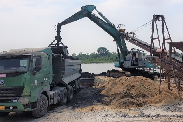 Những lao động trên trời rơi xuống mưu sinh nơi bến tàu, bãi cát - 1 Những lao động trên trời rơi xuống mưu sinh nơi bến tàu, bãi cát - 1