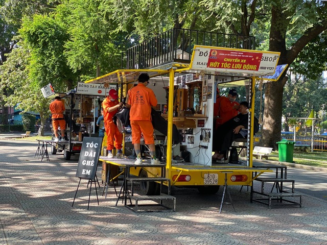 Xe cắt tóc lưu động ở Sài Gòn, khách chỉ cần trả phí bằng... nụ cười tươi - 3 Xe cắt tóc lưu động ở Sài Gòn, khách chỉ cần trả phí bằng... nụ cười tươi - 3