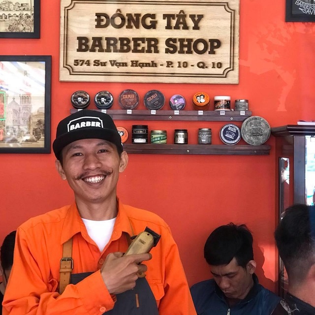 Xe cắt tóc lưu động ở Sài Gòn, khách chỉ cần trả phí bằng... nụ cười tươi - 1