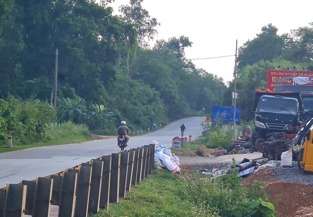 Xưởng mổ xe ô tô nuốt hành lang đường Hồ Chí Minh - 6 Xưởng mổ xe ô tô nuốt hành lang đường Hồ Chí Minh - 6