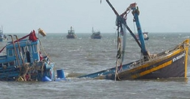 Tàu cá bị đâm chìm, 5 ngư dân rơi xuống biển, 2 người mất tích - 1 Tàu cá bị đâm chìm, 5 ngư dân rơi xuống biển, 2 người mất tích - 1