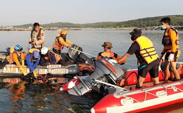 Indonesia: Lật thuyền thảm khốc vì hành khách ham chụp ảnh tự sướng - 1