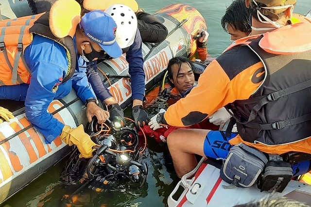 Indonesia: Lật thuyền thảm khốc vì hành khách ham chụp ảnh tự sướng - 2