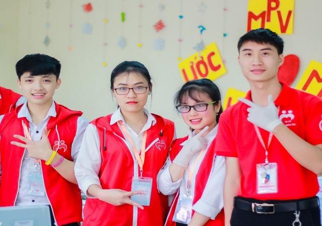 Nữ sinh 10X học giỏi, đàn hay, không ngại khó khăn đi vận động hiến máu - 1 Nữ sinh 10X học giỏi, đàn hay, không ngại khó khăn đi vận động hiến máu - 1