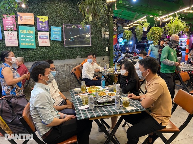 TPHCM: Rút giấy phép, xử phạt gần 1 tỷ đồng những cơ sở ngó lơ dịch Covid - 5 TPHCM: Rút giấy phép, xử phạt gần 1 tỷ đồng những cơ sở ngó lơ dịch Covid - 5
